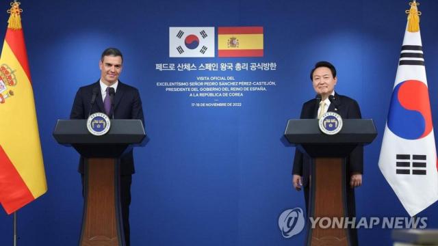 Pedro Sánchez junto al expresidente de Corea del Sur, durante el viaje que realizó a Seúl en 2022.