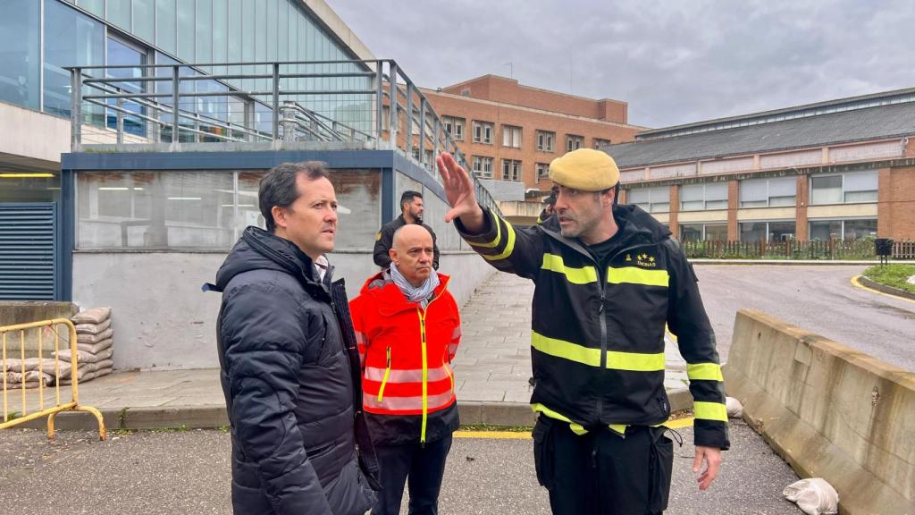 Carlos Velázquez y un miembro de la UME junto al Hospital de Parapléjicos.