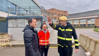 Carlos Velázquez y un miembro de la UME junto al Hospital de Parapléjicos.