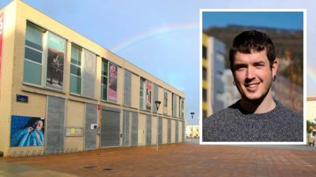 El auditorio dedicado a Casanova, junto a una foto del actual alcalde de la localidad, de Bildu.