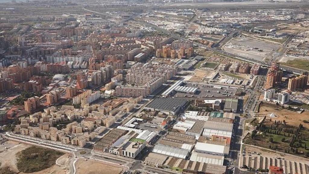 Vista aérea del Bulevar Adolfo Suárez y, al fondo, la MA-20, o ronda oeste de Málaga.