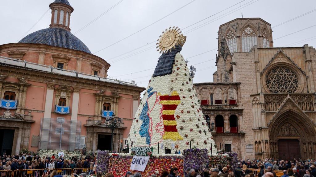 Catafalco de la Virgen de los Desamparados con su manto compuesto de miles de ramos de flores. EFE/Biel Aliño
