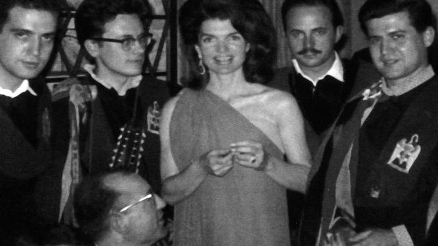 Jackie Kennedy junto a los empleados de Casa Botín.