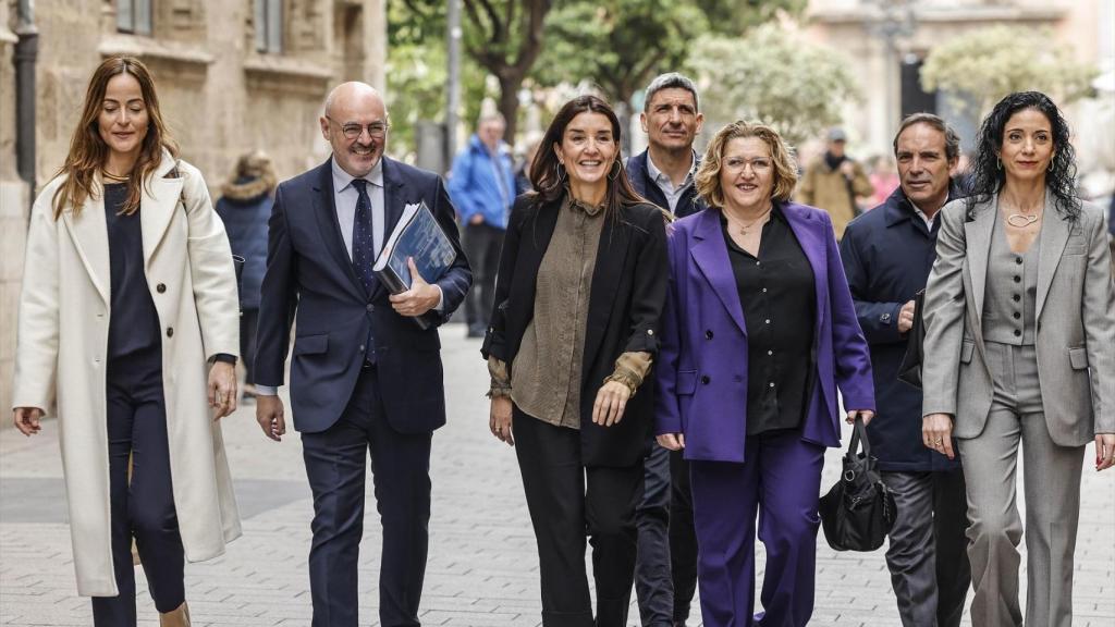 La consellera de Hacienda, Ruth Merino, junto al equipo de la Conselleria. Rober Solsona / Europa Press