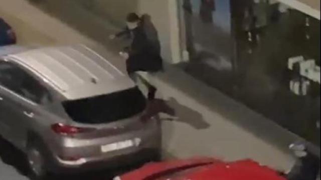 Imagen donde se observan a los gamberros rompiendo los espejos retrovisores