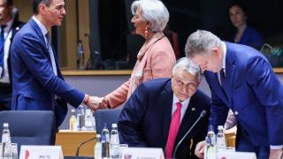 Pedro Sánchez saluda a Christine Lagarde mientras Viktor Orbán conversa con Roberto Fico durante la cumbre de este jueves en Bruselas