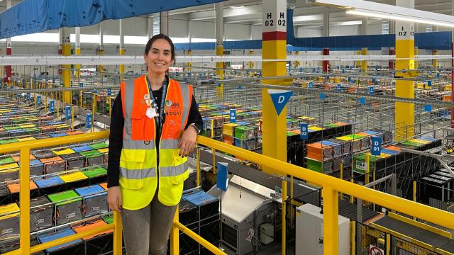 Aida Villalobos, en el interior del nuevo centro logístico de Amazon en Málaga.