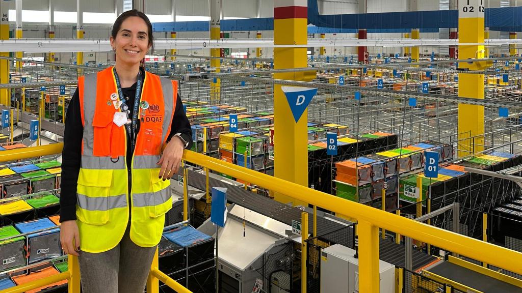 Aida Villalobos, en el interior del nuevo centro logístico de Amazon en Málaga.