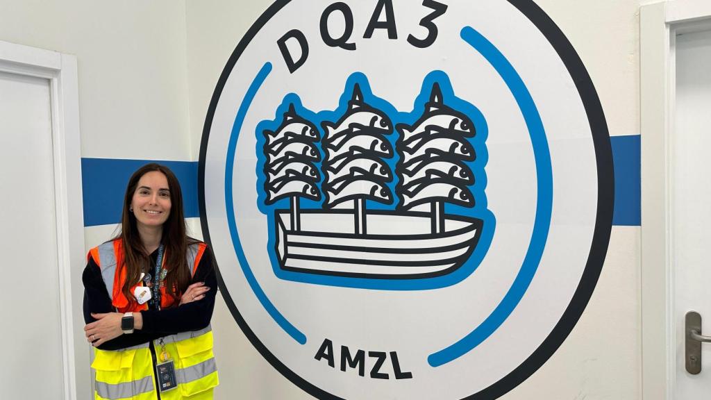 Aida Villalobos posa junto al logo del DQA3, el centro logístico de Amazon en Málaga.