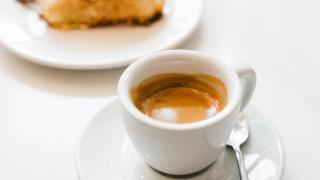 Una taza de café.
