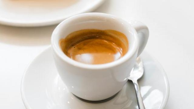 Una taza de café.