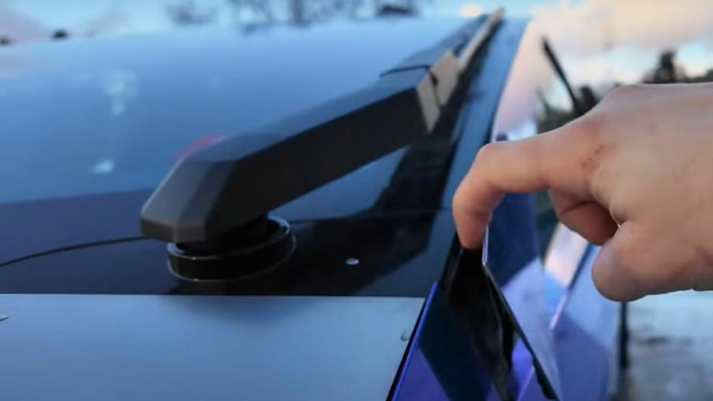 Moldura del Cybertruck desprendiéndose.