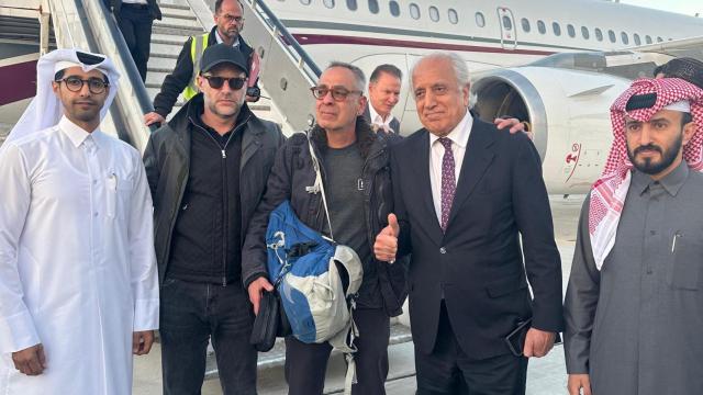 George Glezmann, en el centro con una mochila azul, junto con diplomáticos cataríes y el enviado especial de EEUU Adam Boehler, con gorra.