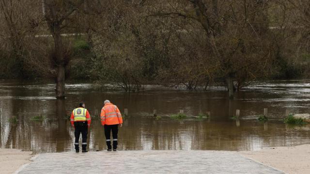 Efectivos de Protección Civil junto al río Manzanares.