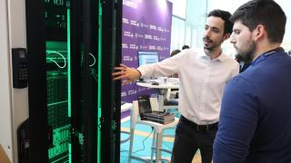 La empresa Orbe muestra uno de sus armarios de servidores para centros de datos