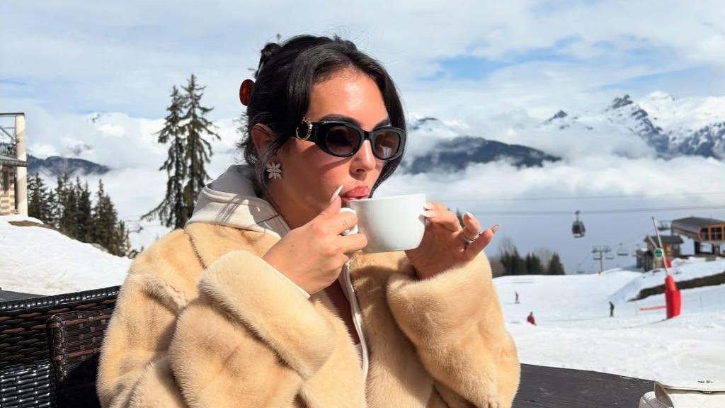 Georgina Rodríguez elige este abrigo de pelo XXL fusionar impactar en su viaje a los Alpes