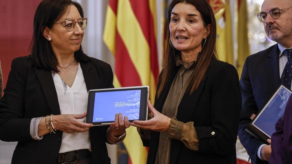 La consellera de Hacienda entrega los Presupuestos a la presidenta de Les Corts, Llanos Massó. Rober Solsona / Europa Press