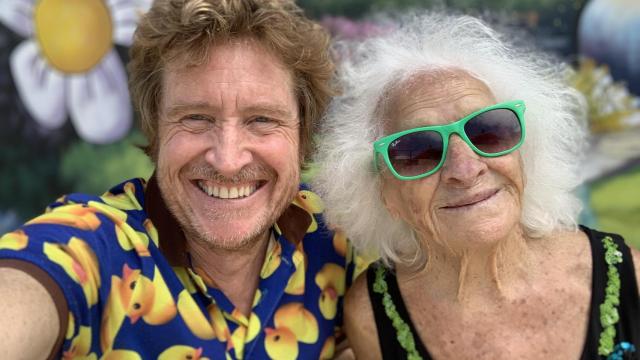 David Moncasi, el director, con Carmen, la protagonista.