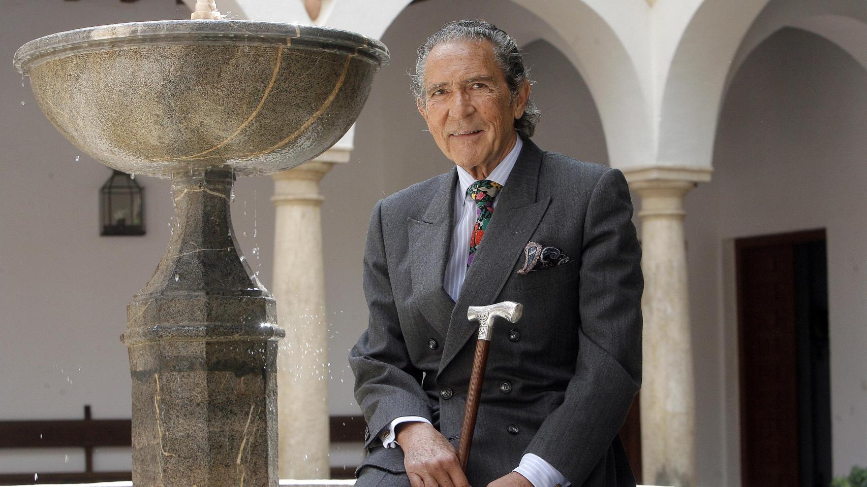 Antonio Gala en la fuente del claustro de la Fundación Antonio Gala. Foto: Archivo Fundación Antonio Gala