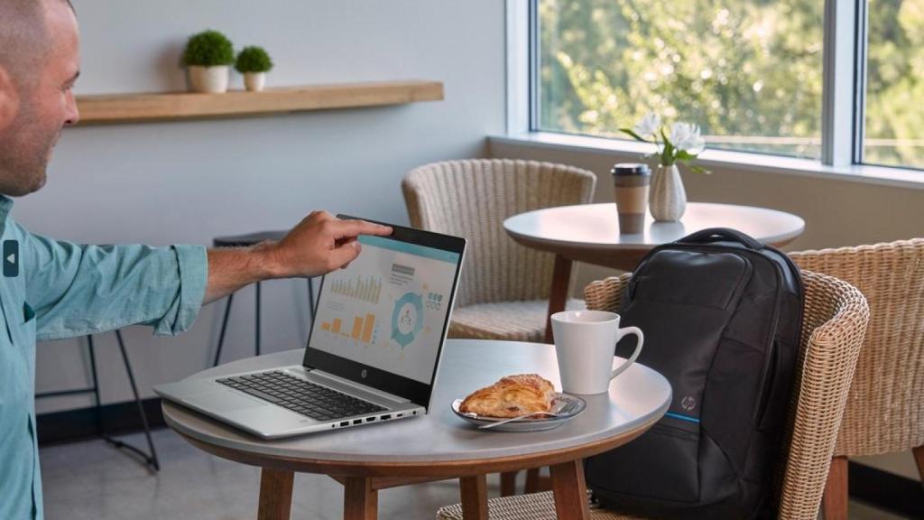 Imagen de un hombre utilizando su ordenador portátil.