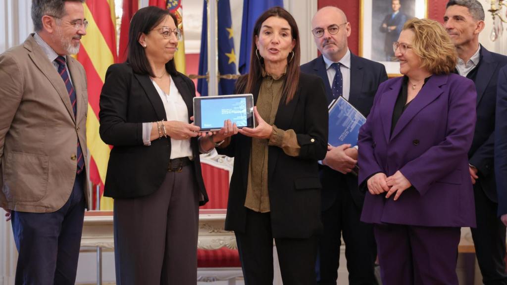 La consellera de Hacienda entrega la ley de presupuestos en el Parlamento. EE