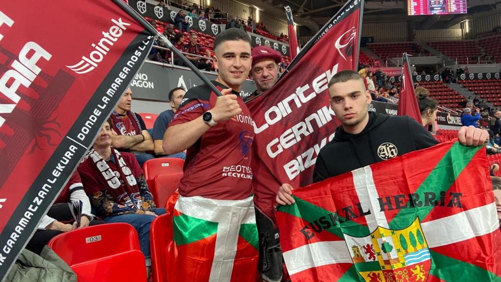 Aficionados de Gernika en el pabellón.