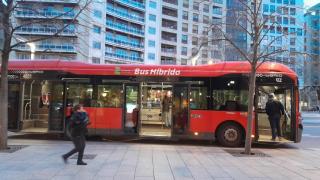Un par de ciudadanos subiéndose a un autobús urbano.