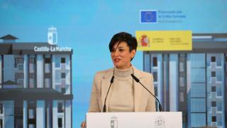 La ministra de Vivienda y Agenda Urbana, Isabel Rodríguez, durante una visita a tres edificios rehabilitados energéticamente en Tarancón (Cuenca)