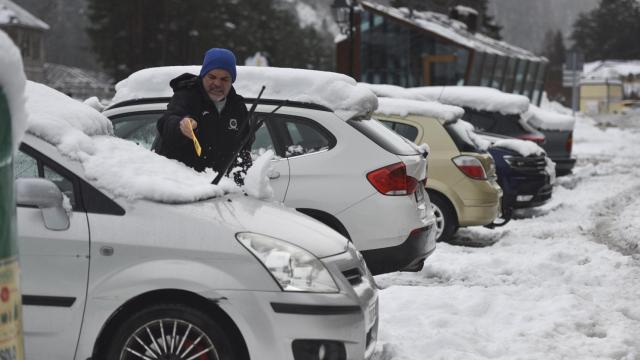 Varios coches cubiertos de nieve en Canfranc.