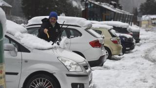 Varios coches cubiertos de nieve en Canfranc.