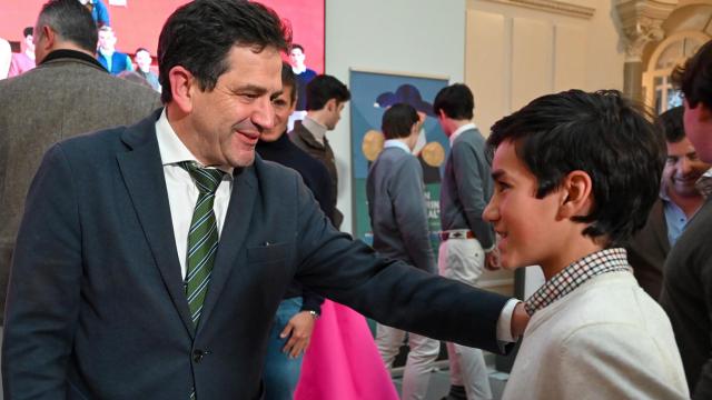 Miguel Ángel Valverde junto a uno de los alumnos de la Escuela Taurina de Ciudad Real.