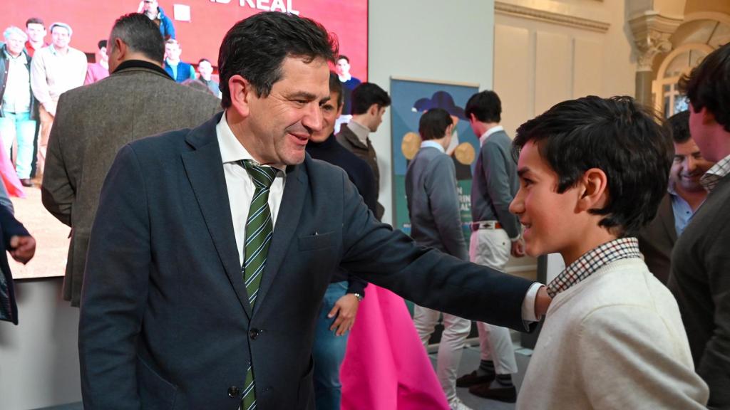 Miguel Ángel Valverde junto a uno de los alumnos de la Escuela Taurina de Ciudad Real.