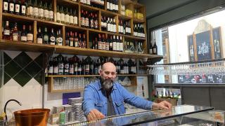 Álex Salinas en su bar.