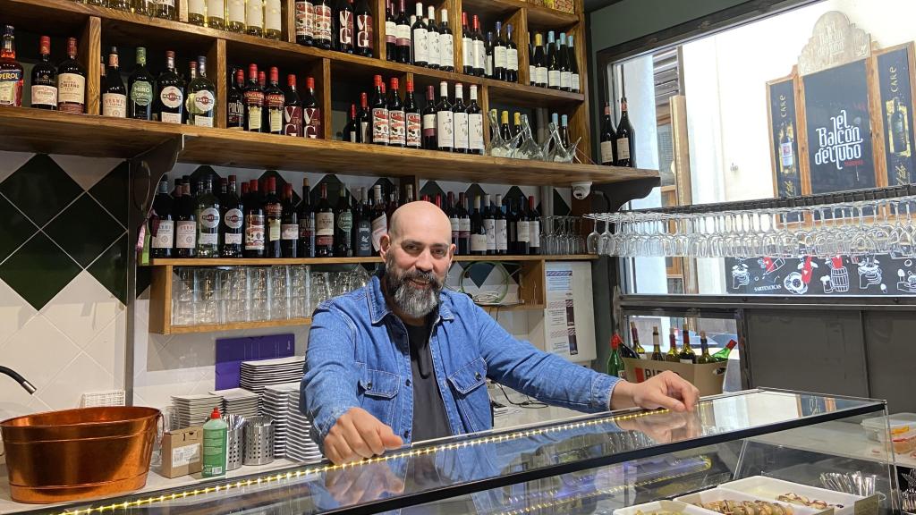 Álex Salinas en su bar.