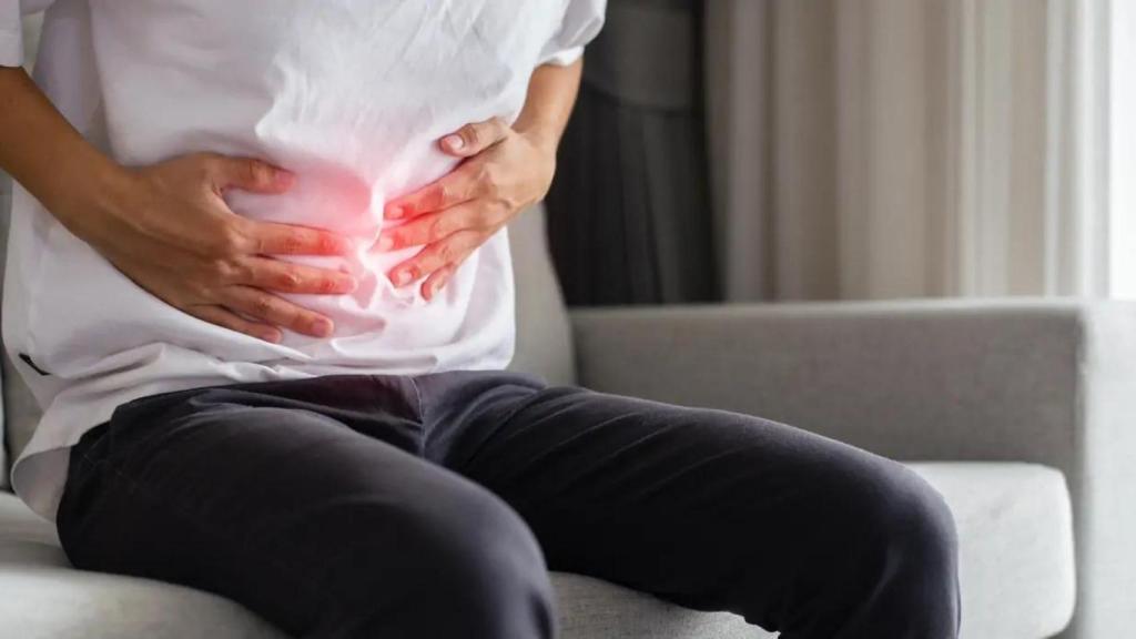 Una persona tacándose la tripa, en imagen de archivo.