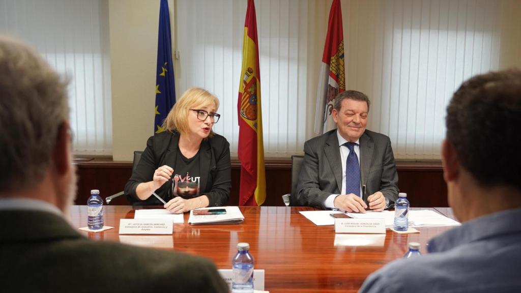 La consejera de Industria, Comercio y Empleo, Leticia García, y el consejero de la Presidencia, Luis Miguel González Gago,presiden la Comisión Permanente del Diálogo Social