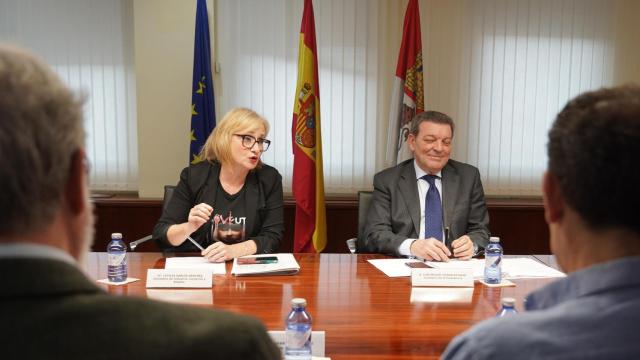 La consejera de Industria, Comercio y Empleo, Leticia García, y el consejero de la Presidencia, Luis Miguel González Gago,presiden la Comisión Permanente del Diálogo Social