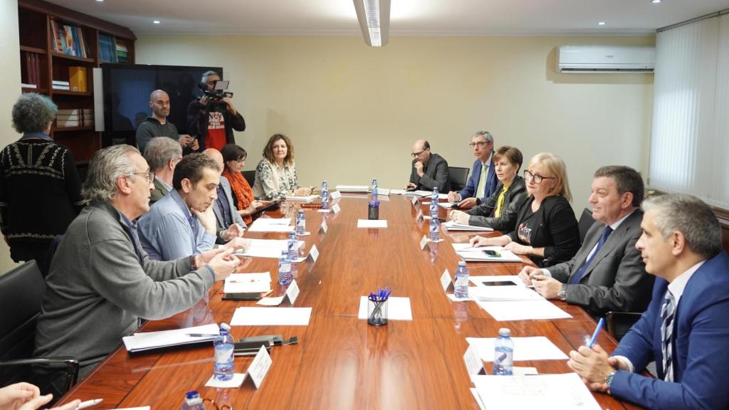 La consejera de Industria, Comercio y Empleo, Leticia García, y el consejero de la Presidencia, Luis Miguel González Gago,presiden la Comisión Permanente del Diálogo Social