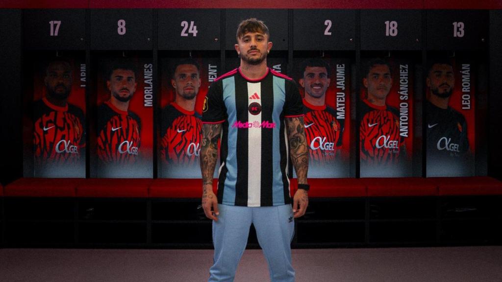 Pablo Maffeo con la camiseta de Kunisports en el vestuario del RCD Mallorca
