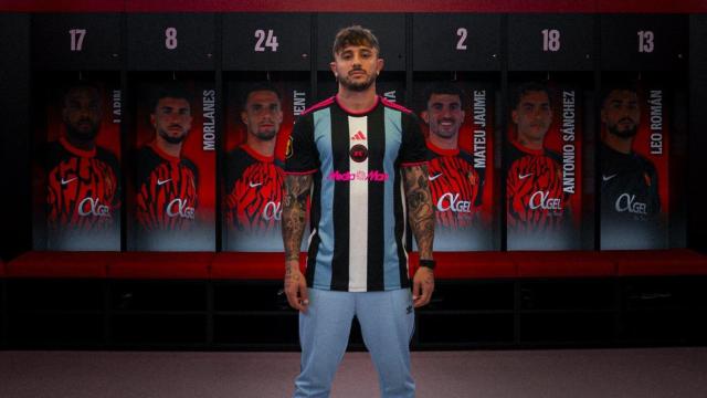 Pablo Maffeo con la camiseta de Kunisports en el vestuario del RCD Mallorca