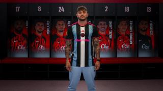 Pablo Maffeo con la camiseta de Kunisports en el vestuario del RCD Mallorca