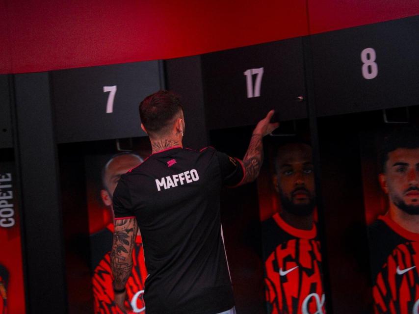 Pablo Maffeo con la camiseta de Kunisports en el vestuario del RCD Mallorca