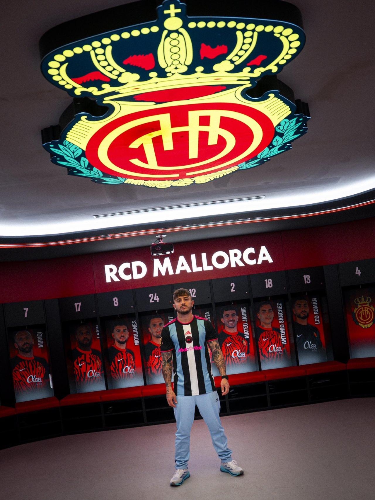 Pablo Maffeo con la camiseta de Kunisports en el vestuario del RCD Mallorca