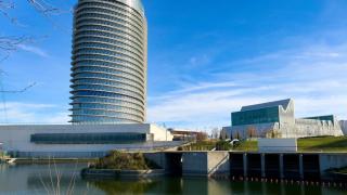 La Torre del Agua de Zaragoza, desde el parque del Agua.