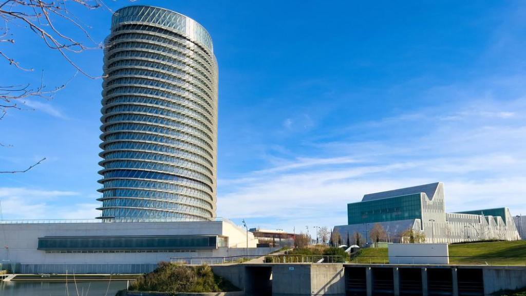 La Torre del Agua de Zaragoza, desde el parque del Agua.