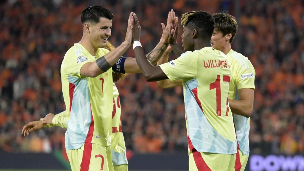 Nico Williams y Morata celebran el gol.