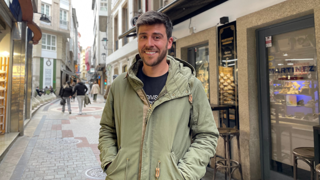 El presentador Rodrigo Vázquez en la zona de vinos de A Coruña.