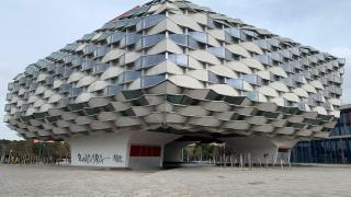 El pabellón tiene forma de cesta de mimbre.