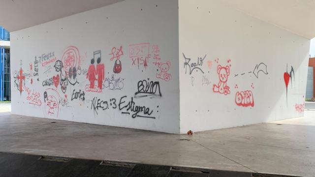 Grafitis en la base del pabellón de Aragón de Zaragoza.