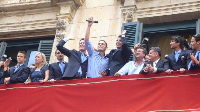 Delibasic, en el Ayuntamiento con la alcaldesa Sonia Castedo y el resto de compañeros del club.